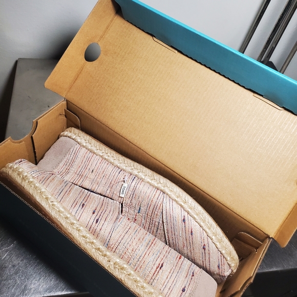 TOMS - Picture 6 of 6